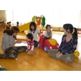 みんなで手遊びや歌遊びをする 時間もあります（11時半頃～）